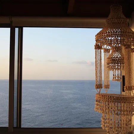 Beach House With Ocean Views * Balcony * 2brs *