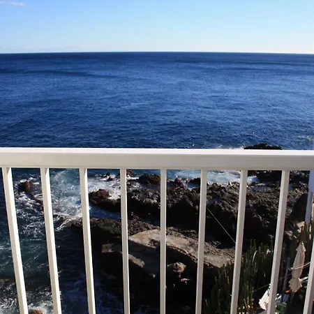 Beach House With Ocean Views * Balcony * 2brs بيت للعطل